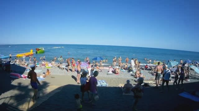 Прогулка по набережной Алушты в начале июля смотреть онлайн