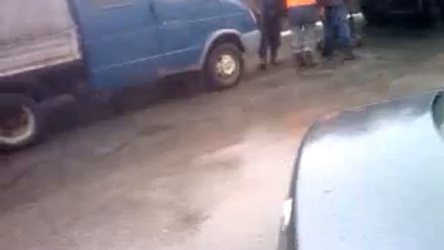 Ремонт асфальта в дождь. Киев весна 2012