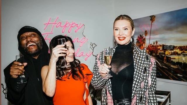 The after-party for Anna Delvey's birthday required signed NDAs and social security numbers. смотреть онлайн