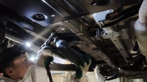 Обработка днища автомобиля.