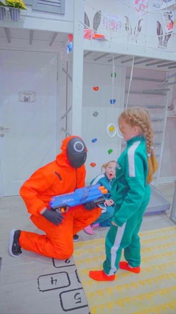 Little Sister vs Big Sister in Squid Game! #squidgame2 #family #funny смотреть онлайн