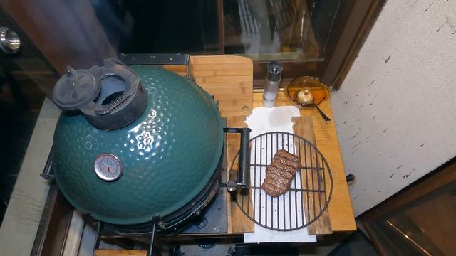 Wagyu-Kobe Ribeye Steak 8+ Big Green Egg Mini Max смотреть онлайн