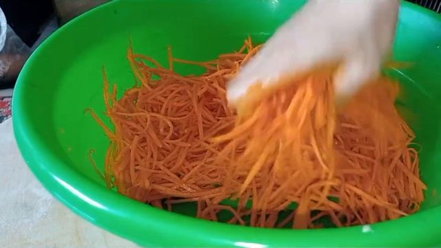 Салат По Корейский 😋  #салатсморковью #корейскаяморковка #быстроивкусно