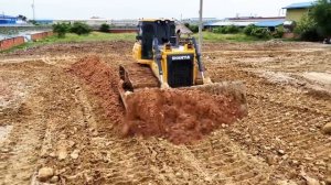 Бульдозер расширяет дорогу.