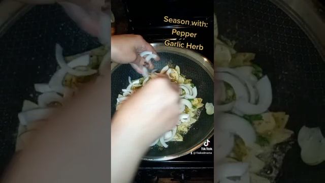 Bratwurst with Potatoes, Onion, Zucchini and Yellow Squash, Quick and Easy Dinner смотреть онлайн