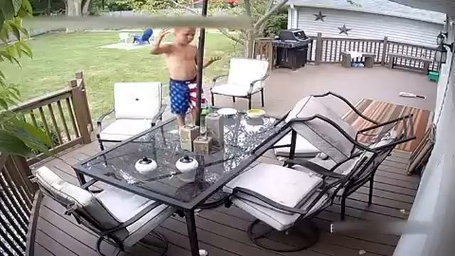 Kid breaks glass table - EPIC FAIL 2021 смотреть онлайн