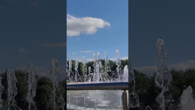 Фонтан шум фонтана чистая струя воды бьёт фонтаном смотреть онлайн