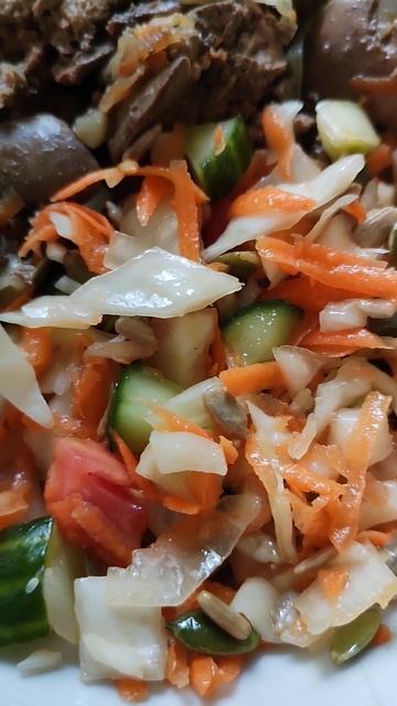 Тушёная куриная печень с овощным салатом🔥