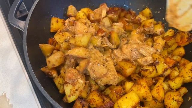 КАРТОФЕЛЬ С КУРИЦЕЙ И САЛАТ ИЗ МОЛОДЫХ КАБАЧКОВ.ГОТОВИМ ВКУСНЫЙ УЖИН. смотреть онлайн