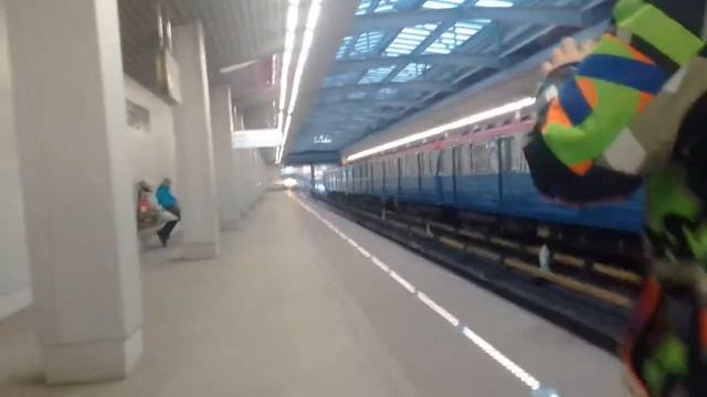 Движение поездов на станции метро Технопарк смотреть онлайн