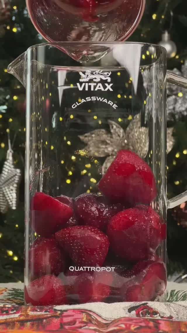 Новогодний клубничный чай от Vitax в заварочном чайнике Quattropot