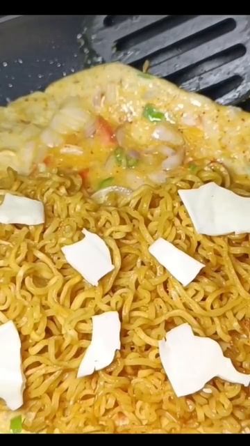 Noodle Omelette With Cheese #shorts #ritwika_recipe #noodle_omelette