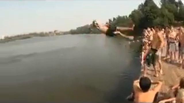 Прыжки в воду с моста и причала смотреть онлайн