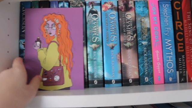 BOOKSHELF TOUR 2020!! смотреть онлайн