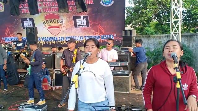 Eeeh maen yang maen mandolin bokap saya loh. Plus guru saya smpe jdi sperti skrg kerenan baba terny смотреть онлайн