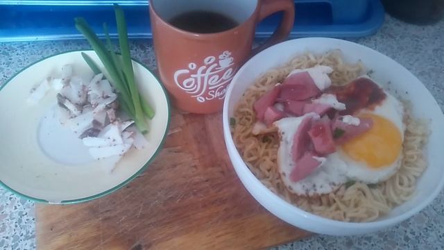 Кофе жокей , сало  и лук , лапша красная цена , сосиски большой папа , яйцо