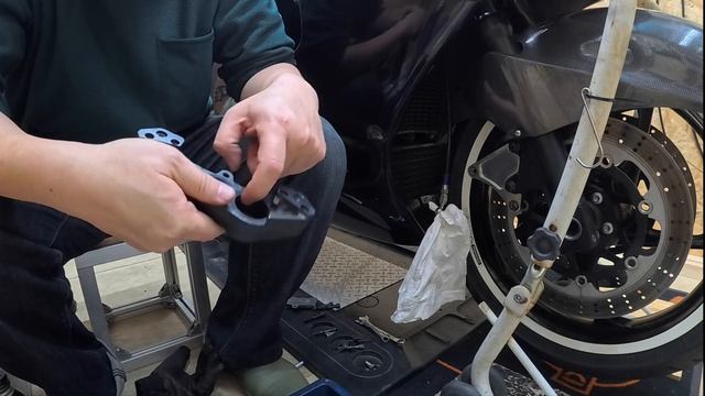 KAWASAKI ZX-11/ZZR1100 #31 フロントキャリパーのオーバーホール　NISSIN6POT смотреть онлайн