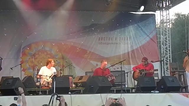 Krishna Das и Б.Г. - Knockin' On Heaven's Door