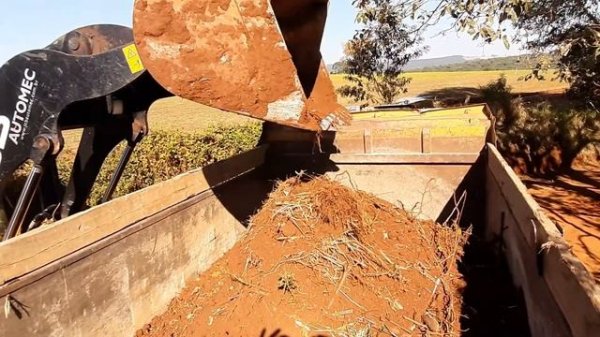 Pá carregadeira JCB 422ZX na limpeza e carregamento.JCB 422ZX loader for cleaning and loading)