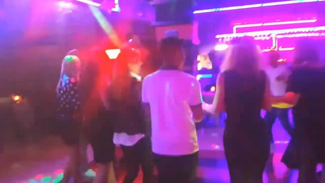 War gestern abend eingeladen zur Geburtstagsfeier von meiner türkischen Freundin in der Dennis Bar смотреть онлайн