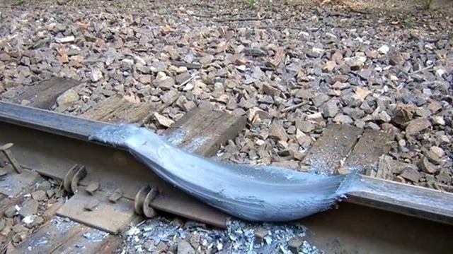 Зачем перед началом движения поезд сдаёт немного назад? смотреть онлайн