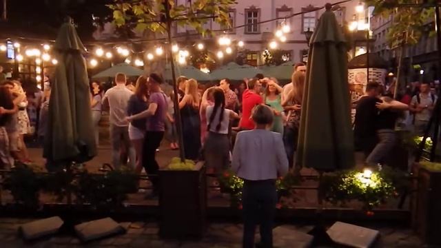 Сальса под открытым небом центра города... смотреть онлайн