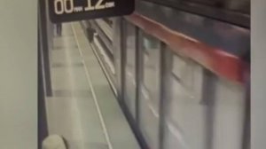 Мальчик упал на пути в метро Москвы и угодил под поезд