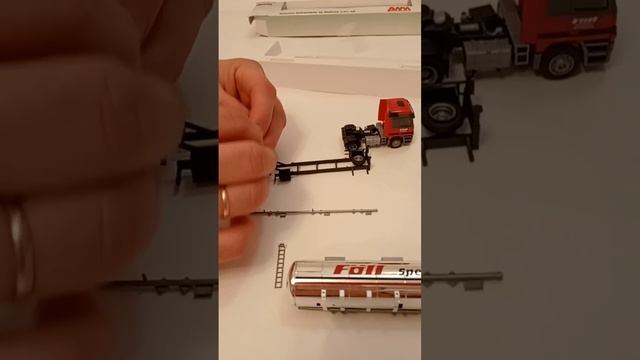 Коллекционная модель немецкого автомобиля Мерседес Бенс 23 Стрим Спейс в масштабе 1:87. смотреть онлайн