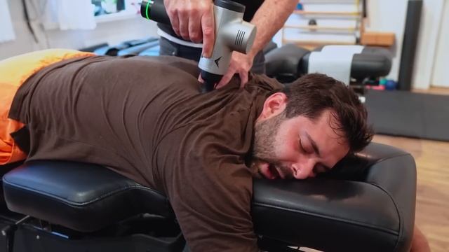 EXTREMELY PAINFUL Pinched Nerve ~ Gets INSTANT RELIEF from Chiropractic! смотреть онлайн