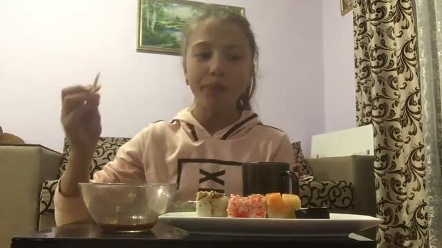 Кушаю сушы.Очень вкуссно ❤️