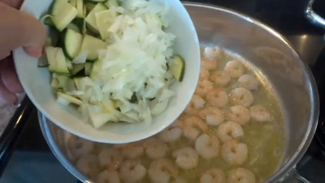 Espagueti con Camarones y Verduras en Salsa de Soja #recetachina #espagueticoncamarones #comidachin смотреть онлайн