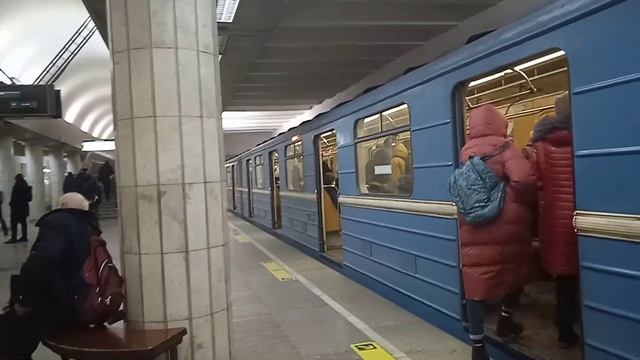 Прибытие и отправление поезда метро 81-717/714 0030-0033 на станции Сибирская