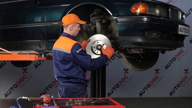 Så byter du bromsskivor fram och bromsbelägg på BMW 7 E38 GUIDE | AUTODOC смотреть онлайн