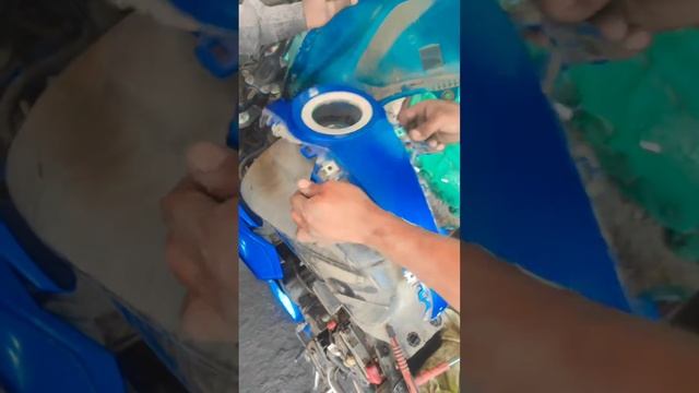 Suzuki Gixer Full Service and petrol tank clean смотреть онлайн