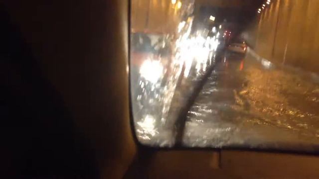 Bari, sottopassaggio di Via Bellomo a bordo della mia Astra-Canotto!!! смотреть онлайн