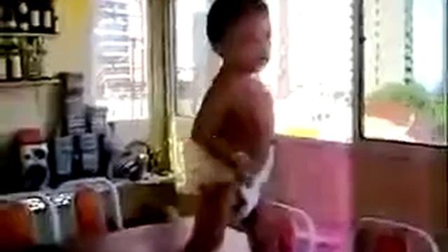 малыш танцует забавный танец