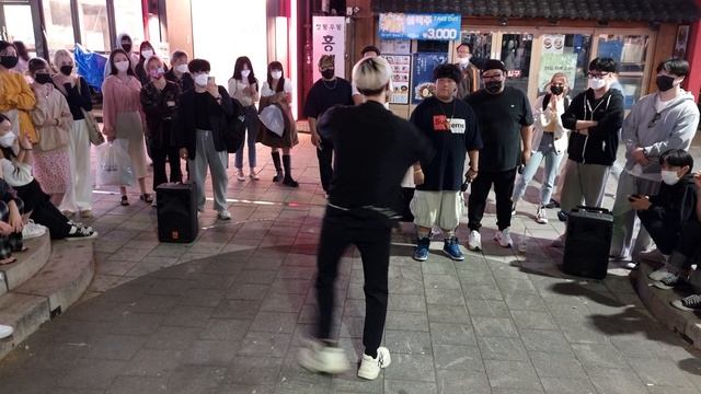 WEDNESDAY. DYNAMIC ONLOOKER ENJOYING IMPROMPTU DANCE PARTY. GOOD PROGRAM BY MC KUMA. смотреть онлайн