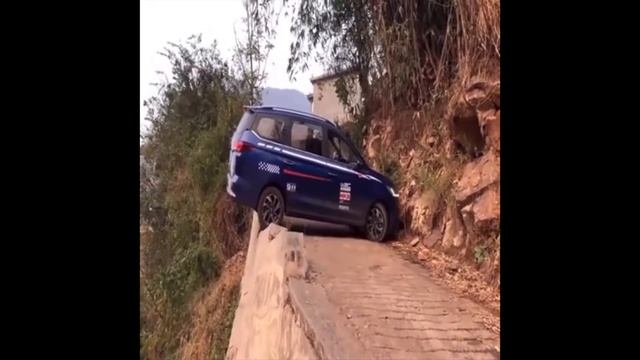 Crazy Driver Does 13-Point Turn At the Edge Of a Cliff смотреть онлайн