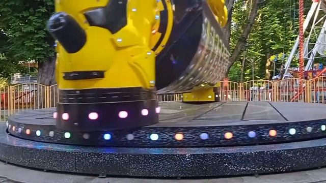 Парк Шевченка Черновцы катаюсь с другом на аттракционе Трансформер смотреть онлайн