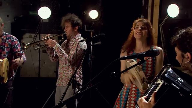 Radio Tutti feat. Barilla Sisters - «Pizzicarella mia» смотреть онлайн