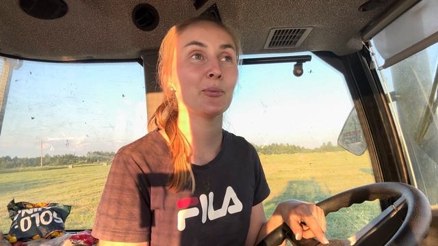 В день по 300 рулонов сена, реально ли заготовить девушке работая на тракторе?! Жизнь в деревне! смотреть онлайн