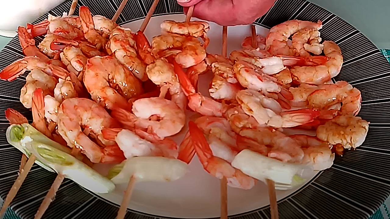 📌 Шашлычки из креветок с Салатом из шпината и грейпфрута - вкусно и почти без лишних калорий смотреть онлайн