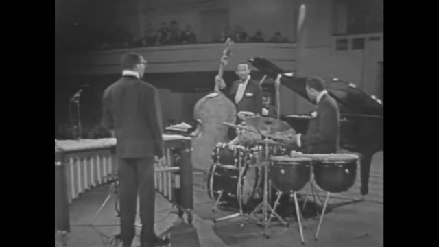 Ralph's New Blues - Modern Jazz Quartet смотреть онлайн