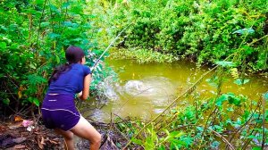 Рыбалка Красивая Девушка ловит крупную рыбу в маленькой речке на удочку с поплавком Мужские Хобби