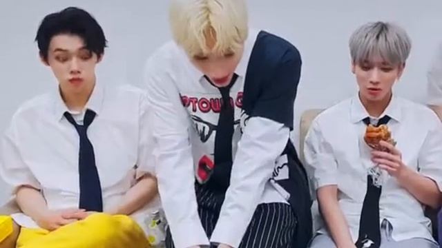 Кай уронил коробку с пончиками || Tomorrow X Together смотреть онлайн