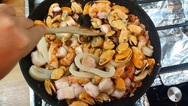 Морской коктейль в томатном соусе
