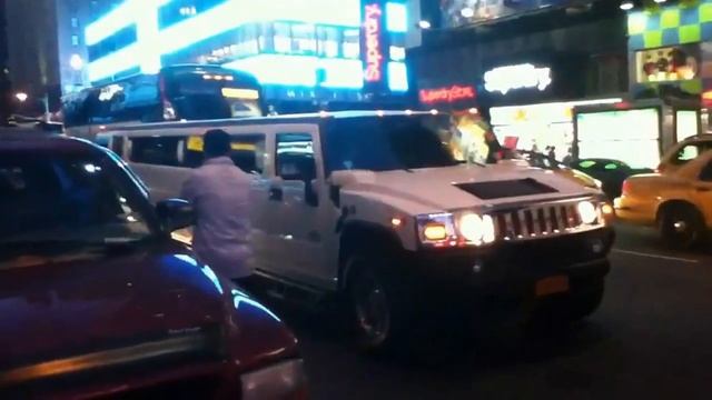 Hummer limo on Times Square смотреть онлайн