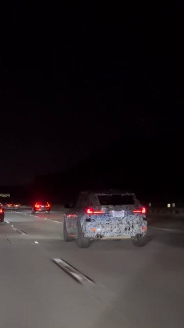 2024 BMW X2 spied on highway in California смотреть онлайн