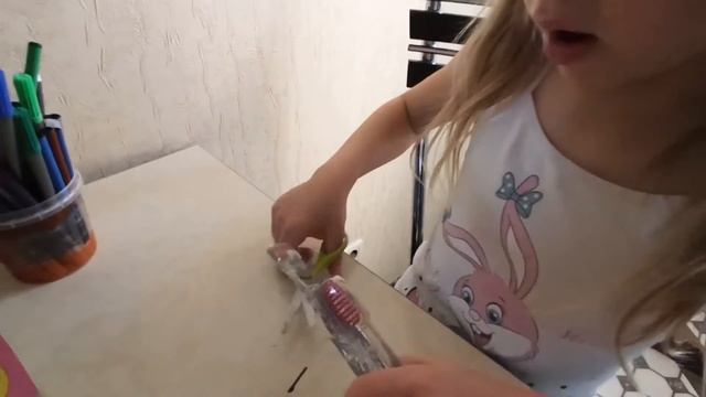 Алёна распаковывает щётку SPLAT