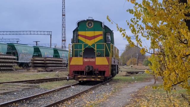 ТЕПЛОВОЗ ЧМЭ3-5294 С ПРИВЕТЛИВОЙ ЛОКОМОТИВНОЙ БРИГАДОЙ ТИФОН ГУДОК ГРОМКИЙ СЛЕДУЕТ РЕЗЕРВОМ